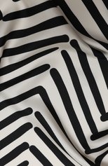 Женский шелковый платок  VALENTINO черно-белого цвета, арт. UW2EI114/XJF | Фото 2 (Принт: С принтом; Материал: Текстиль, Шелк)