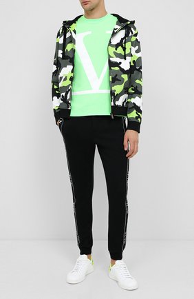 Мужская хлопковая футболка VALENTINO зеленого цвета по цене 33650 руб., арт. UV3MG05S63Q | Фото 2 Мужская хлопковая футболка VALENTINO зеленого цвета, арт. UV3MG05S63Q | Фото 2