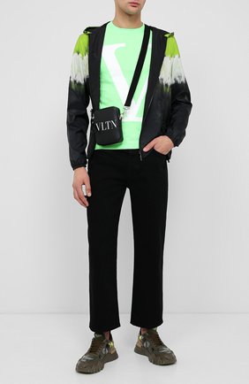 Мужская кожаная сумка valentino garavani VALENTINO черного цвета по цене 48500 руб., арт. UY2B0943/WJW | Фото 2 Мужская кожаная сумка valentino garavani VALENTINO черного цвета, арт. UY2B0943/WJW | Фото 2