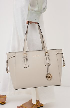 Женская сумка-тоут voyager medium MICHAEL MICHAEL KORS бежевого цвета по цене 27250 руб., арт. 30H7GV6T8L | Фото 2 Женская сумка-тоут voyager medium MICHAEL MICHAEL KORS бежевого цвета, арт. 30H7GV6T8L | Фото 2