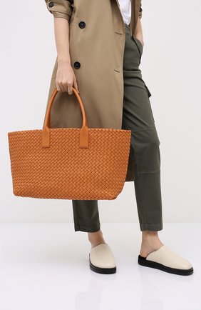 Женская сумка cabat medium BOTTEGA VENETA коричневого цвета по цене 499500 руб., арт. 608810/VATH3 | Фото 2 Женская сумка cabat medium BOTTEGA VENETA коричневого цвета, арт. 608810/VATH3 | Фото 2