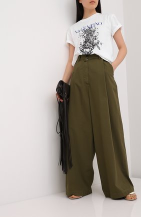 Женская хлопковая футболка VALENTINO белого цвета по цене 39650 руб., арт. UB3MG08X5UE | Фото 2 Женская хлопковая футболка VALENTINO белого цвета, арт. UB3MG08X5UE | Фото 2