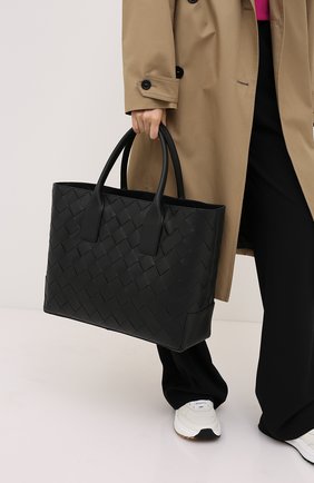 Женская сумка-тоут BOTTEGA VENETA черного цвета по цене 199500 руб., арт. 629888/VCRU1 | Фото 2 Женская сумка-тоут BOTTEGA VENETA черного цвета, арт. 629888/VCRU1 | Фото 2