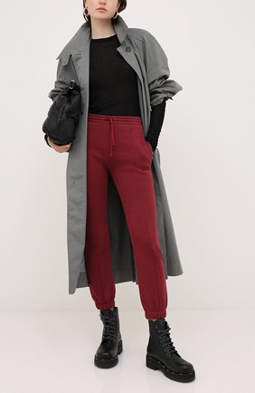 Женские хлопковые джоггеры VETEMENTS бордового цвета по цене 58200 руб., арт. WAH21TR645 1601/B0RDEAUX | Фото 2 Женские хлопковые джоггеры VETEMENTS бордового цвета, арт. WAH21TR645 1601/B0RDEAUX | Фото 2