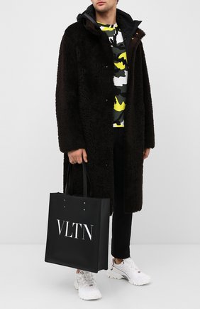 Мужская кожаная сумка valentino garavani VALENTINO черного цвета по цене 104000 руб., арт. UY2B0731/WJW | Фото 2 Мужская кожаная сумка valentino garavani VALENTINO черного цвета, арт. UY2B0731/WJW | Фото 2