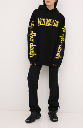 Женская хлопковое худи VETEMENTS черного цвета по цене 73650 руб., арт. UAH21TR632 1606/W | Фото 2 Женская хлопковое худи VETEMENTS черного цвета, арт. UAH21TR632 1606/W | Фото 2