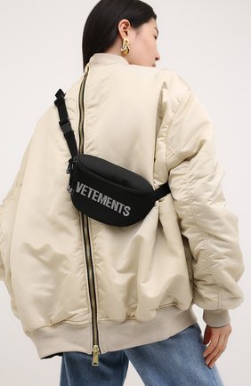 Женская поясная сумка VETEMENTS черного цвета по цене 54650 руб., арт. UAH21BA259 1301/W | Фото 2 Женская поясная сумка VETEMENTS черного цвета, арт. UAH21BA259 1301/W | Фото 2