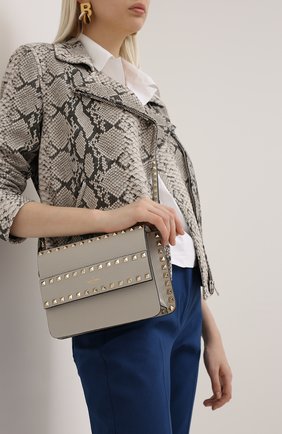 Женская сумка valentino garavani rockstud VALENTINO светло-серого цвета по цене 87950 руб., арт. UW2B0E86/YRK | Фото 2 Женская сумка valentino garavani rockstud VALENTINO светло-серого цвета, арт. UW2B0E86/YRK | Фото 2
