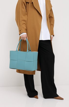 Женский сумка-тоут arco medium BOTTEGA VENETA голубого цвета по цене 172500 руб., арт. 609175/VMAY3 | Фото 2 Женский сумка-тоут arco medium BOTTEGA VENETA голубого цвета, арт. 609175/VMAY3 | Фото 2