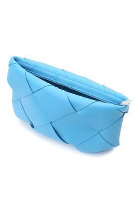 Женская кожаная косметичка BOTTEGA VENETA синего цвета по цене 115500 руб., арт. 577771/VMAY4 | Фото 3 Женская кожаная косметичка BOTTEGA VENETA синего цвета, арт. 577771/VMAY4 | Фото 3 (Материал: Кожа)