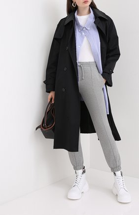 Женские хлопковые джоггеры VETEMENTS серого цвета по цене 63500 руб., арт. WAH21TR645 1601/GREY | Фото 2 Женские хлопковые джоггеры VETEMENTS серого цвета, арт. WAH21TR645 1601/GREY | Фото 2