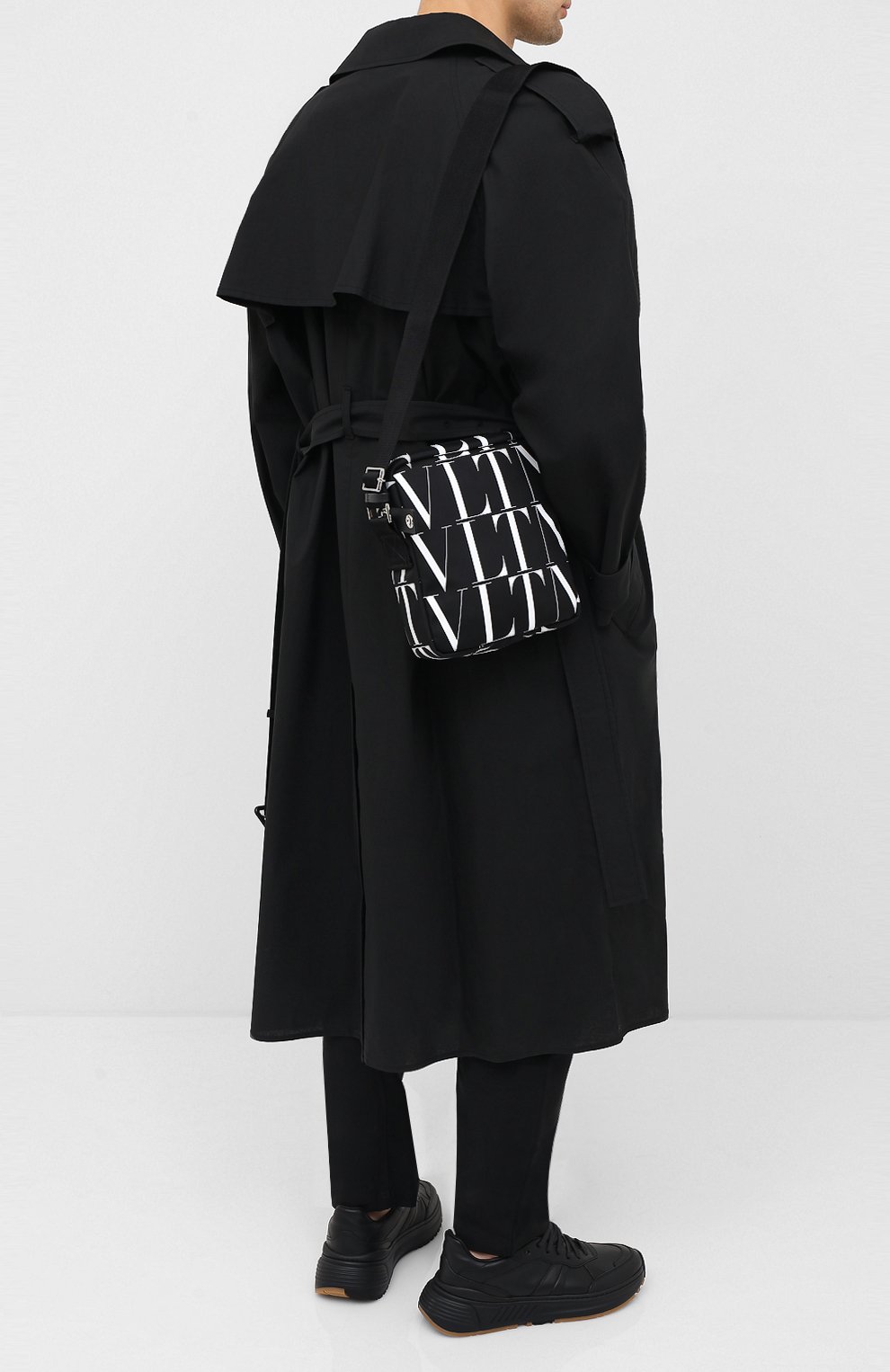 Мужская текстильная сумка VALENTINO черного цвета по цене 83500 руб., арт. UY2B0987/HWP | Фото 2 Мужская текстильная сумка VALENTINO черного цвета, арт. UY2B0987/HWP | Фото 2 (Ремень/цепочка: На ремешке; Материал: Текстиль; Размер: small)