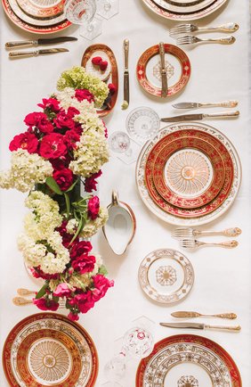 Кофейная чашка с блюдцем aux rois rouge BERNARDAUD красного цвета по цене 43700 руб., арт. G653/79 | Фото 2 Кофейная чашка с блюдцем aux rois rouge BERNARDAUD красного цвета, арт. G653/79 | Фото 2 (Интерьер_коллекция: Aux Rois Rouge; Ограничения доставки: fragile-2)