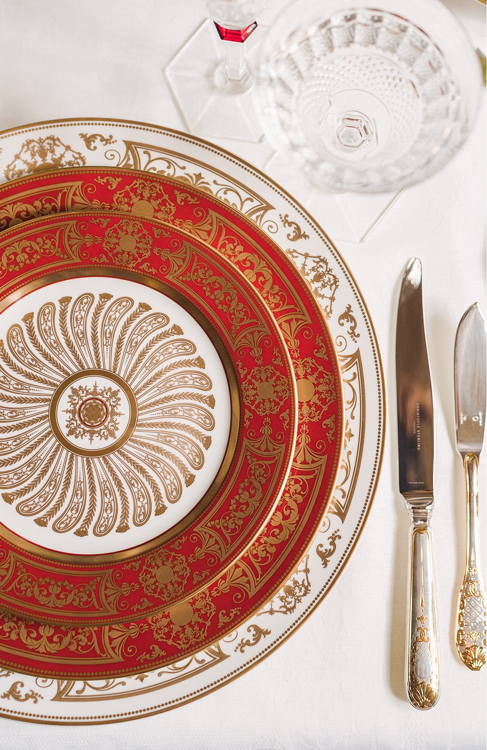 Мужского блюдо aux rois rouge BERNARDAUD красного цвета по цене 121500 руб., арт. G653/107 | Фото 2 Мужского блюдо aux rois rouge BERNARDAUD красного цвета, арт. G653/107 | Фото 2
