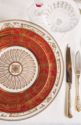 Салатник aux rois rouge BERNARDAUD красного цвета по цене 146500 руб., арт. G653/127 | Фото 2 Салатник aux rois rouge BERNARDAUD красного цвета, арт. G653/127 | Фото 2