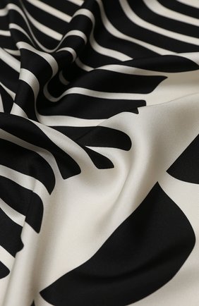 Женский шелковый платок valentino garavani VALENTINO черно-белого цвета по цене 32700 руб., арт. UW2EI114/AGE | Фото 2 Женский шелковый платок valentino garavani VALENTINO черно-белого цвета, арт. UW2EI114/AGE | Фото 2