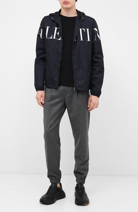 Мужская куртка VALENTINO темно-синего цвета, арт. UV3CI3555AT | Фото 2 (Рукава: Длинные; Длина (верхняя одежда): Короткие; Материал внешний: Синтетический материал; Материал подклада: Синтетический материал; Мужское Кросс-КТ: Верхняя одежда; Кросс-КТ: Ветровка, Куртка)