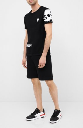 Мужские хлопковые шорты ALEXANDER MCQUEEN черного цвета по цене 49950 руб., арт. 625370/QPX43 | Фото 2 Мужские хлопковые шорты ALEXANDER MCQUEEN черного цвета, арт. 625370/QPX43 | Фото 2