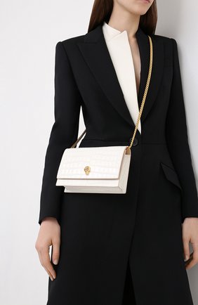Женская сумка skull mini ALEXANDER MCQUEEN белого цвета по цене 59950 руб., арт. 613088/1HB0G | Фото 2 Женская сумка skull mini ALEXANDER MCQUEEN белого цвета, арт. 613088/1HB0G | Фото 2