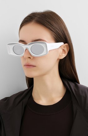 Мужские солнцезащитные очки LOEWE серебряного цвета по цене 31150 руб., арт. LW40033I | Фото 2 Мужские солнцезащитные очки LOEWE серебряного цвета, арт. LW40033I | Фото 2