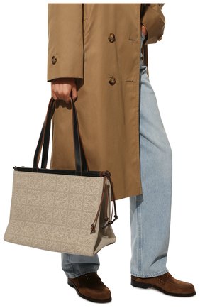 Женская сумка-тоут cushion LOEWE бежевого цвета по цене 119500 руб., арт. A612B90X14 | Фото 2 Женская сумка-тоут cushion LOEWE бежевого цвета, арт. A612B90X14 | Фото 2