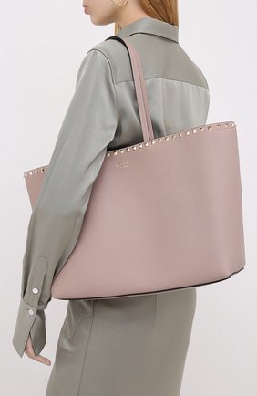Женский сумка-шопер valentino garavani rockstud VALENTINO бежевого цвета по цене 89950 руб., арт. UW2B0B70/VSF | Фото 2 Женский сумка-шопер valentino garavani rockstud VALENTINO бежевого цвета, арт. UW2B0B70/VSF | Фото 2