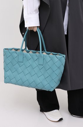 Женская сумка-тоут BOTTEGA VENETA голубого цвета по цене 343500 руб., арт. 630817/VMAY3 | Фото 2 Женская сумка-тоут BOTTEGA VENETA голубого цвета, арт. 630817/VMAY3 | Фото 2