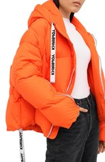 Женский пуховик с капюшоном KHRISJOY оранжевого цвета, арт. AFPW001/NY | Фото 3 (Рукава: Длинные; Материал внешний: Синтетический материал; Кросс-КТ: Пуховик; Стили: Спорт-шик; Материал подклада: Синтетический материал; Длина (верхняя одежда): Короткие; Материал утеплителя: Пух и перо)