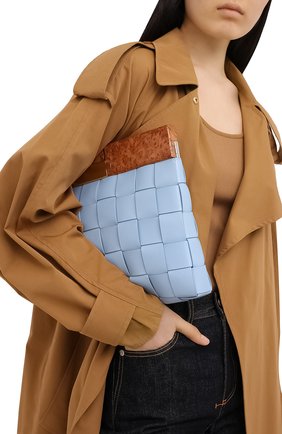 Женский клатч bv snap BOTTEGA VENETA голубого цвета по цене 233500 руб., арт. 618131/VCQC3 | Фото 2 Женский клатч bv snap BOTTEGA VENETA голубого цвета, арт. 618131/VCQC3 | Фото 2