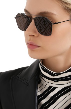 Женские солнцезащитные очки FENDI темно-серого цвета по цене 24200 руб., арт. M0022 5UV | Фото 2 Женские солнцезащитные очки FENDI темно-серого цвета, арт. M0022 5UV | Фото 2