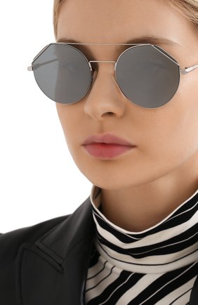 Женские солнцезащитные очки FENDI серебряного цвета по цене 27900 руб., арт. M0042 010 | Фото 2 Женские солнцезащитные очки FENDI серебряного цвета, арт. M0042 010 | Фото 2