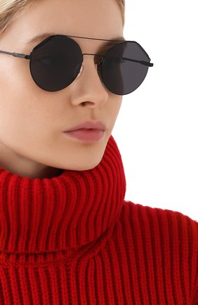 Женские солнцезащитные очки FENDI черного цвета по цене 27900 руб., арт. M0042 807 | Фото 2 Женские солнцезащитные очки FENDI черного цвета, арт. M0042 807 | Фото 2