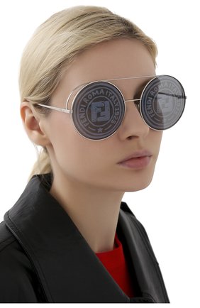 Женские солнцезащитные очки FENDI серебряного цвета по цене 29950 руб., арт. 0285 0IH | Фото 2 Женские солнцезащитные очки FENDI серебряного цвета, арт. 0285 0IH | Фото 2