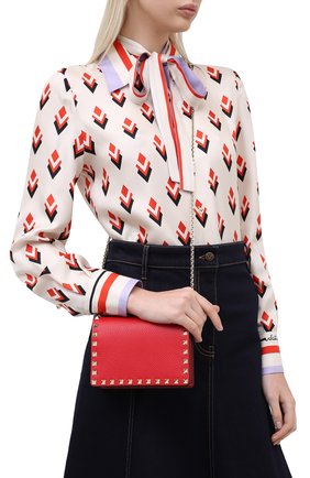 Женская сумка valentino garavani rockstud VALENTINO красного цвета по цене 65500 руб., арт. UW2P0249/VSH | Фото 2 Женская сумка valentino garavani rockstud VALENTINO красного цвета, арт. UW2P0249/VSH | Фото 2