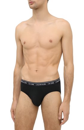 Мужские хлопковые брифы CALVIN KLEIN черного цвета по цене 2465 руб., арт. NB2213A | Фото 2 Мужские хлопковые брифы CALVIN KLEIN черного цвета, арт. NB2213A | Фото 2