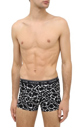 Мужские хлопковые боксеры CALVIN KLEIN черно-белого цвета по цене 3115 руб., арт. NB2216A | Фото 2 Мужские хлопковые боксеры CALVIN KLEIN черно-белого цвета, арт. NB2216A | Фото 2