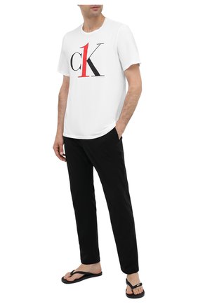 Мужская хлопковая футболка CALVIN KLEIN белого цвета, арт. NM1903E | Фото 2 (Рукава: Короткие; Материал внешний: Хлопок; Длина (для топов): Стандартные; Мужское Кросс-КТ: Футболка-белье; Кросс-КТ: домашняя одежда)
