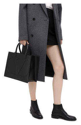 Женская сумка valentino garavani vlogo VALENTINO черного цвета по цене 145500 руб., арт. UW2B0H22/QEL | Фото 2 Женская сумка valentino garavani vlogo VALENTINO черного цвета, арт. UW2B0H22/QEL | Фото 2
