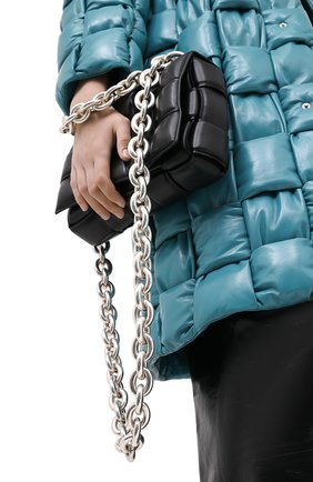 Женская сумка chain cassette BOTTEGA VENETA черного цвета по цене 271500 руб., арт. 631421/VBWZ0 | Фото 2 Женская сумка chain cassette BOTTEGA VENETA черного цвета, арт. 631421/VBWZ0 | Фото 2