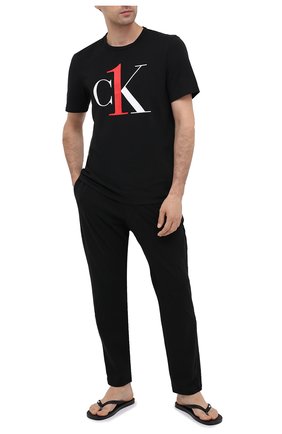 Мужские хлопковые домашние брюки CALVIN KLEIN черного цвета, арт. NM1796E | Фото 2 (Длина (брюки, джинсы): Стандартные; Материал внешний: Хлопок; Кросс-КТ: домашняя одежда; Мужское Кросс-КТ: Брюки-белье)