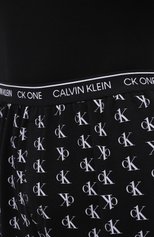 Мужские домашние джоггеры CALVIN KLEIN черно-белого цвета, арт. NM1866E | Фото 5 (Длина (брюки, джинсы): Стандартные; Кросс-КТ: домашняя одежда; Мужское Кросс-КТ: Брюки-белье; Материал внешний: Синтетический материал, Хлопок)