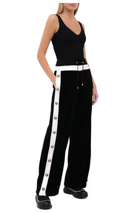 Женские хлопковые брюки BALMAIN черно-белого цвета по цене 199500 руб., арт. UF15362/J076 | Фото 2 Женские хлопковые брюки BALMAIN черно-белого цвета, арт. UF15362/J076 | Фото 2