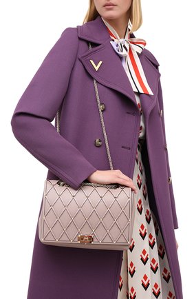 Женская сумка valentino garavani beehive VALENTINO бежевого цвета по цене 171500 руб., арт. UW2B0H40/HTL | Фото 2 Женская сумка valentino garavani beehive VALENTINO бежевого цвета, арт. UW2B0H40/HTL | Фото 2