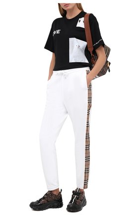 Женские хлопковые джоггеры BURBERRY белого цвета по цене 44050 руб., арт. 8032296 | Фото 2 Женские хлопковые джоггеры BURBERRY белого цвета, арт. 8032296 | Фото 2