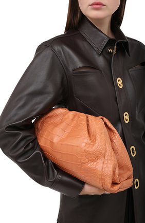 Женский клатч pouch из кожи аллигатора BOTTEGA VENETA бежевого цвета по цене 1980000 руб., арт. 576227/VCPX0/AMIS | Фото 2 Женский клатч pouch из кожи аллигатора BOTTEGA VENETA бежевого цвета, арт. 576227/VCPX0/AMIS | Фото 2