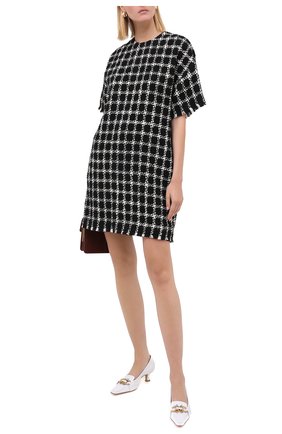 Женское платье VALENTINO черно-белого цвета по цене 169000 руб., арт. UB3VATC55LC | Фото 2 Женское платье VALENTINO черно-белого цвета, арт. UB3VATC55LC | Фото 2