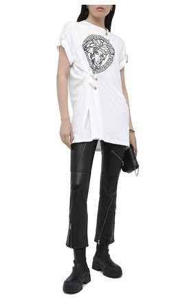 Женская футболка VERSACE черно-белого цвета по цене 79950 руб., арт. A87453/A228806 | Фото 2 Женская футболка VERSACE черно-белого цвета, арт. A87453/A228806 | Фото 2 (Рукава: Короткие; Материал внешний: Хлопок; Стили: Кэжуэл, Гламурный; Женское Кросс-КТ: Футболка-одежда; Принт: С принтом; Длина (для топов): Удлиненные)