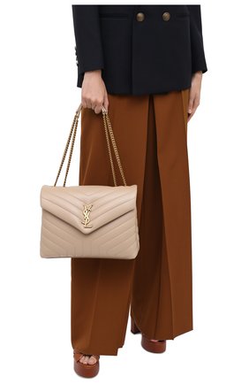 Женская сумка monogram loulou medium SAINT LAURENT бежевого цвета по цене 157500 руб., арт. 574946/DV727 | Фото 2 Женская сумка monogram loulou medium SAINT LAURENT бежевого цвета, арт. 574946/DV727 | Фото 2