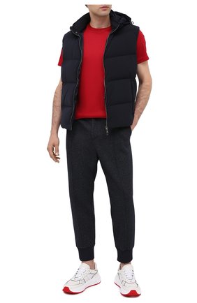 Мужская хлопковая футболка GIORGIO ARMANI красного цвета по цене 42300 руб., арт. 3HSM72/SJTKZ | Фото 2 Мужская хлопковая футболка GIORGIO ARMANI красного цвета, арт. 3HSM72/SJTKZ | Фото 2 (Длина (для топов): Стандартные; Рукава: Короткие; Материал внешний: Хлопок; Принт: Без принта; Мужское Кросс-КТ: Футболка-одежда; Стили: Кэжуэл)