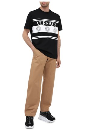 Мужская хлопковая футболка VERSACE черно-белого цвета по цене 38500 руб., арт. A87391/A235263 | Фото 2 Мужская хлопковая футболка VERSACE черно-белого цвета, арт. A87391/A235263 | Фото 2